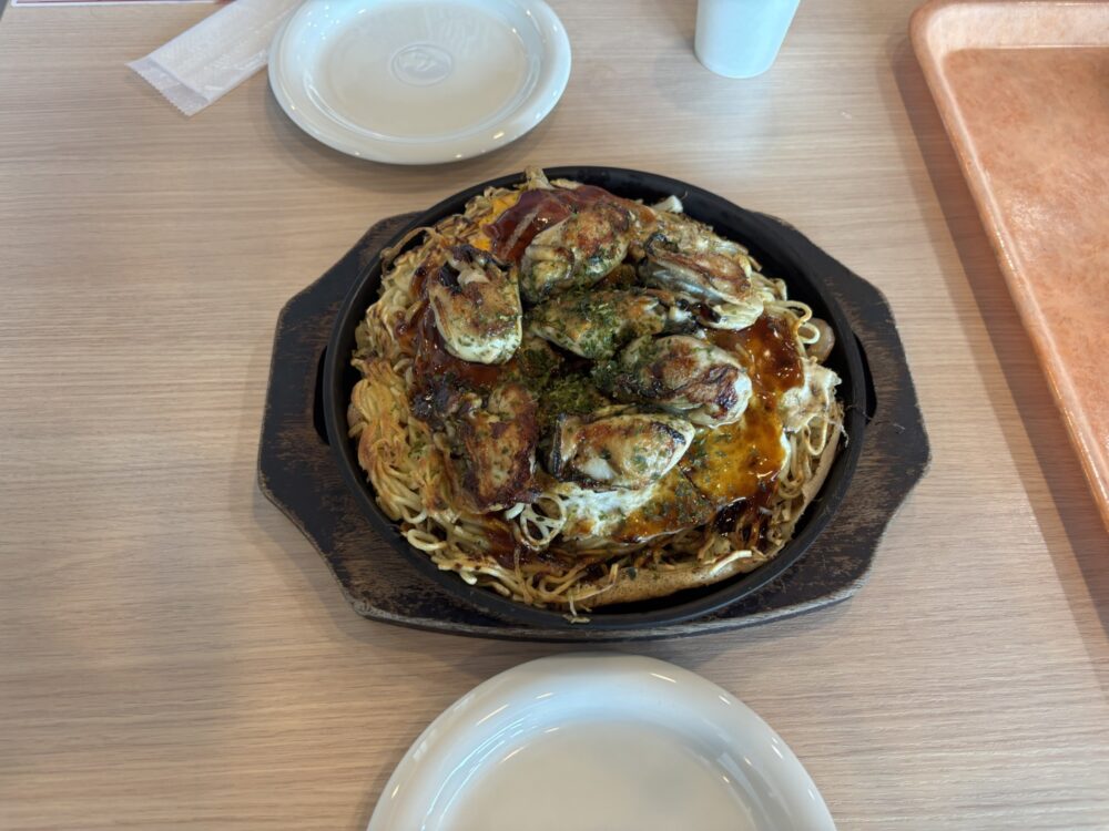 やまなみヴィラに行く前に空港のフードコートで食べたみっちゃんのお好み焼き