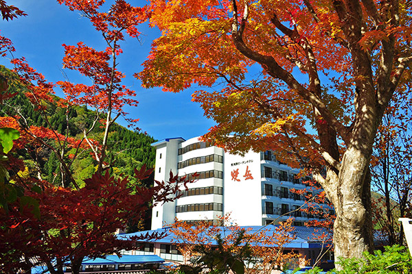 10月11月のカップル紅葉旅におすすめ!絶景の温泉旅館10選|北海道・関東甲信エリア